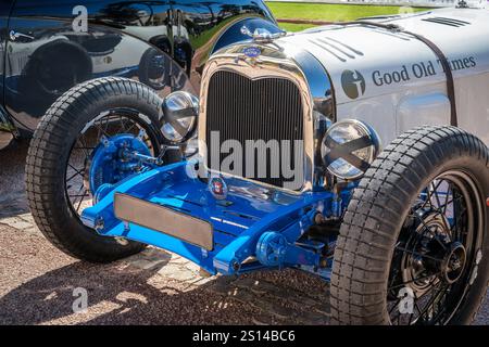 Lisbona, Portogallo - 29 settembre 2024: Vista frontale dell'auto personalizzata Felcom, Portogallo, anni '1930, nelle giornate di sole. Costruita nel 1933, da parti di Ford A e Turcat-Mery come auto da corsa in grado di raggiungere alta velocità in pista. Era dell'ingegneria automobilistica personalizzata. Foto Stock