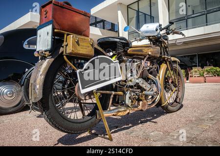 Lisbona, Portogallo - 29 settembre 2024: Vista della moto d'epoca Motosacoche 5 CV Standard tipo 407 di Motosacoche, Svizzera, parcheggiata su strada acciottolata. 1920s, affidabile motore MAG, bicilindrico a V, valigia montata. Foto Stock