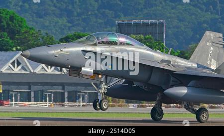 Boeing fa-18D Hornet, Royal Malaysian Air Force M45-06 in decollo Foto Stock