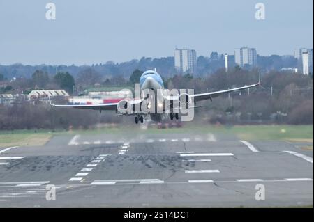 Aeroporto di Birmingham 31 dicembre 2024 - i piloti lottano per atterrare e decollare con una forte forza di tempesta 45 mph crosswinds all'aeroporto di Birmingham la vigilia di Capodanno. Crediti: British News and Media/Alamy Live News Foto Stock