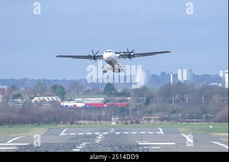 Aeroporto di Birmingham 31 dicembre 2024 - i piloti lottano per atterrare e decollare con una forte forza di tempesta 45 mph crosswinds all'aeroporto di Birmingham la vigilia di Capodanno. Crediti: British News and Media/Alamy Live News Foto Stock