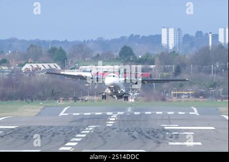 Aeroporto di Birmingham 31 dicembre 2024 - i piloti lottano per atterrare e decollare con una forte forza di tempesta 45 mph crosswinds all'aeroporto di Birmingham la vigilia di Capodanno. Crediti: British News and Media/Alamy Live News Foto Stock