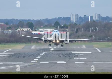 Aeroporto di Birmingham 31 dicembre 2024 - i piloti lottano per atterrare e decollare con una forte forza di tempesta 45 mph crosswinds all'aeroporto di Birmingham la vigilia di Capodanno. Crediti: British News and Media/Alamy Live News Foto Stock