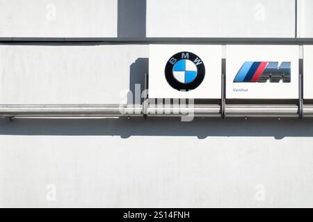 OSTRAVA, CECHIA - 13 SETTEMBRE 2023: Logo del marchio BMW tedesco presso la concessionaria con certificazione M. Foto Stock