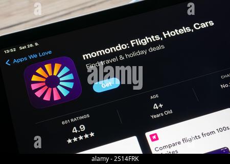 OSTRAVA, CECHIA - 28 SETTEMBRE 2024: App store con applicazione mobile Momondo Travel Foto Stock