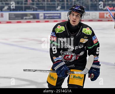 Ty Ronning (Eisbaeren Berlin, #9) bei der Rueckkehr zur Bank nach seinem Tor zum 0:1. GER, Augsburger Panther contro Eisbaeren Berlin, Eishockey, DEL, 32. Spieltag, Saison 2024/2025, 30.12.2024. Foto: Eibner-Pressefoto/Heike Feiner Foto Stock