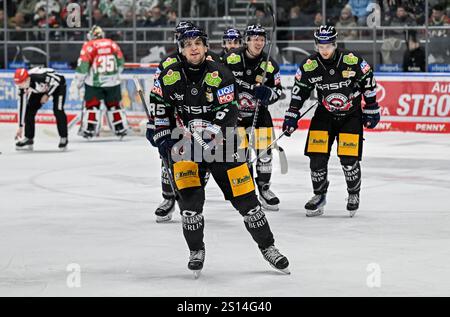 Frederik Tiffels (Eisbaeren Berlin, #95) bei der Rueckkehr zur Bank nach seinem Tor zum 2:4. GER, Augsburger Panther contro Eisbaeren Berlin, Eishockey, DEL, 32. Spieltag, Saison 2024/2025, 30.12.2024. Foto: Eibner-Pressefoto/Heike Feiner Foto Stock