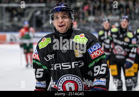 Frederik Tiffels (Eisbaeren Berlin, #95) bei der Rueckkehr zur Bank nach seinem Tor zum 2:4. GER, Augsburger Panther contro Eisbaeren Berlin, Eishockey, DEL, 32. Spieltag, Saison 2024/2025, 30.12.2024. Foto: Eibner-Pressefoto/Heike Feiner Foto Stock