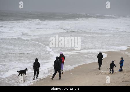 31.12.2024, Westerland --- Touristen gehen am Strand von Westerland auf der Nordseeinsel Sylt spazieren. Westerland Schleswig-Holstein Deutschland *** 31 12 2024, turisti occidentali che camminano sulla spiaggia di Westerland sull'isola di Sylt Westerland Schleswig Holstein Germania Foto Stock