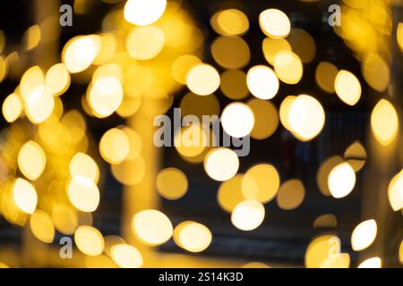 Abstract bokeh sullo sfondo delle luci degli alberi di Natale in città. Foto Stock