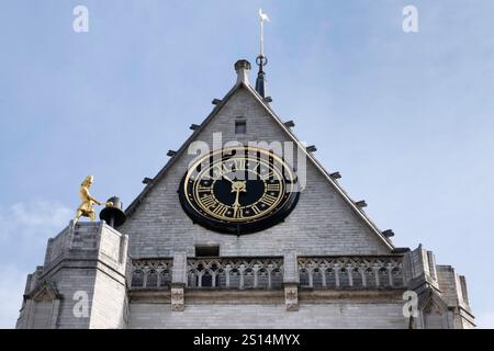 Orologio d'oro e uomo d'oro suonano ogni ora una campana sulla chiesa di San Pietro (Sint-Pieterskerk) nel centro della città di Lovanio, Belgio Foto Stock