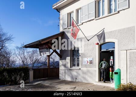 Lugano, Svizzera - 23 dicembre 2024: Un passeggero entra nella stazione della funicolare di Monte Bre Foto Stock
