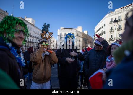 Madrid, Spagna. 31 dicembre 2024. La Puerta del Sol di Madrid ha riunito centinaia di persone questo pomeriggio con la celebrazione della preuva tradizionale, una prova generale per le campane di Capodanno. Crediti: D. Canales Carvajal/Alamy Live News Foto Stock