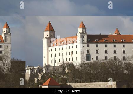 Bratislava, Slovacchia. 24 dicembre 2024. Vista del castello di Bratislava a Bratislava, la capitale della Slovacchia. Nell'ambito del pacchetto di consolidamento del governo slovacco, a partire dal 1° gennaio 2025 l'aliquota di base dell'imposta sul valore aggiunto (IVA) aumenterà dal 20 al 23%, l'imposta sul reddito delle società aumenterà e in Slovacchia verrà introdotta una nuova imposta sulle transazioni finanziarie. (Immagine di credito: © Tomas Tkacik/SOPA Images via ZUMA Press Wire) SOLO PER USO EDITORIALE! Non per USO commerciale! Foto Stock