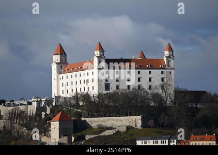 Bratislava, Slovacchia. 24 dicembre 2024. Vista del castello di Bratislava a Bratislava, la capitale della Slovacchia. Nell'ambito del pacchetto di consolidamento del governo slovacco, a partire dal 1° gennaio 2025 l'aliquota di base dell'imposta sul valore aggiunto (IVA) aumenterà dal 20 al 23%, l'imposta sul reddito delle società aumenterà e in Slovacchia verrà introdotta una nuova imposta sulle transazioni finanziarie. (Immagine di credito: © Tomas Tkacik/SOPA Images via ZUMA Press Wire) SOLO PER USO EDITORIALE! Non per USO commerciale! Foto Stock
