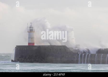 Newhaven, Regno Unito. 31 dicembre 2024. I forti venti fanno schiantare le onde contro il faro di Newhaven nell'East Sussex questo pomeriggio. . Credito ed Brown/Alamy Live News Foto Stock