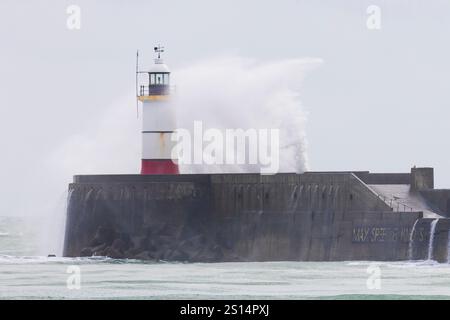 Newhaven, Regno Unito. 31 dicembre 2024. I forti venti fanno schiantare le onde contro il faro di Newhaven nell'East Sussex questo pomeriggio. . Credito ed Brown/Alamy Live News Foto Stock