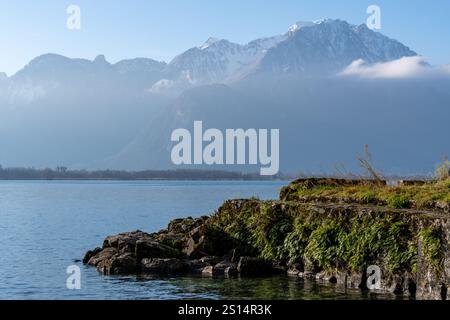 Litorale del Lago di Ginevra con il Monte bianco (Francia) che si innalza sopra, preso in inverno Foto Stock