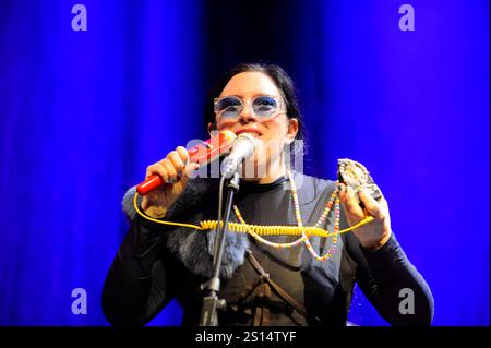 Die Schweizer Jazz-Sängerin Erika Stucky im Essener Grillo-Theater. La cantante jazz svizzera Erika Stucky a Essen. Essen NRW DEUDEGERMANYDEUTSCHLANDALLEMAGNE Foto Stock