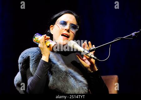 Die Schweizer Jazz-Sängerin Erika Stucky im Essener Grillo-Theater. La cantante jazz svizzera Erika Stucky a Essen. Essen NRW DEUDEGERMANYDEUTSCHLANDALLEMAGNE Foto Stock