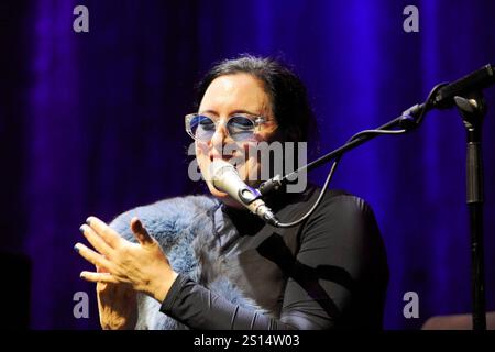 Die Schweizer Jazz-Sängerin Erika Stucky im Essener Grillo-Theater. La cantante jazz svizzera Erika Stucky a Essen. Essen NRW DEUDEGERMANYDEUTSCHLANDALLEMAGNE Foto Stock