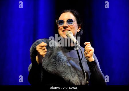 Die Schweizer Jazz-Sängerin Erika Stucky im Essener Grillo-Theater. La cantante jazz svizzera Erika Stucky a Essen. Essen NRW DEUDEGERMANYDEUTSCHLANDALLEMAGNE Foto Stock