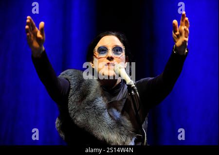 Die Schweizer Jazz-Sängerin Erika Stucky im Essener Grillo-Theater. La cantante jazz svizzera Erika Stucky a Essen. Essen NRW DEUDEGERMANYDEUTSCHLANDALLEMAGNE Foto Stock