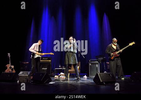 Die Schweizer Jazz-Sängerin Erika Stucky und ihr Trio Spacecake mit Christy Doran g. und Jamaaladeen Tacuma B. im Essener Grillo-Theater. La cantante jazz svizzera Erika Stucky e il suo trio Spacecake con Christy Doran g. e Jamaaladeen Tacuma B. ad Essen. Essen NRW DEUDEGERMANYDEUTSCHLANDALLEMAGNE Foto Stock