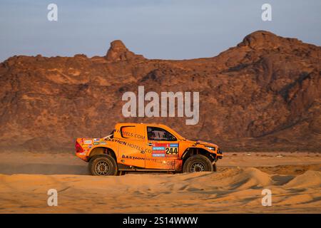 244 WILLEMS Maik (nld), SNIJDERS Marcel (vecchio), Toyota, Bastion Hotels Dakar Team, Ultimate, azione durante lo scriccaggio amministrativo e tecnico della Dakar 2025 dal 1° al 2 gennaio 2025 a Start Camp - Bisha, Arabia Saudita - foto Florent Gooden / DPPI Foto Stock