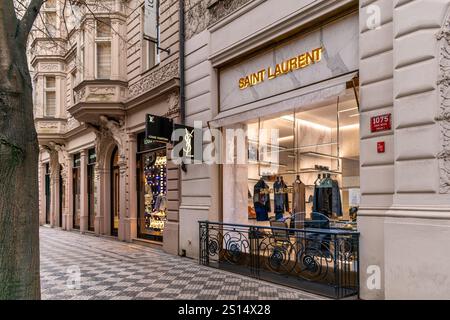 Praga, Repubblica Ceca - 20 dicembre 2024: Boutique di abbigliamento di lusso Saint Laurent a Parizska (via Parigi) 1075-5, 110 00 Josefov, Cechia. Foto Stock