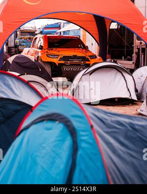 244 WILLEMS Maik (nld), SNIJDERS Marcel (vecchio), Toyota, Bastion Hotels Dakar Team, Ultimate, bivacco durante lo scrinaggio amministrativo e tecnico della Dakar 2025 dal 1° al 2 gennaio 2025 a Start Camp - Bisha, Arabia Saudita Foto Stock