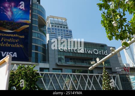 Bangkok, Thailandia, 20 novembre 2024: Cartello del centro commerciale Central World a Bangkok. CentralWorld è un centro commerciale e complesso a Bangkok in Thailandia. Foto Stock