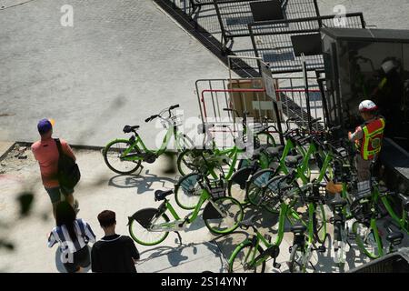 Bangkok, Thailandia, 20 novembre 2024: Biciclette per i trasporti pubblici disponibili per l'uso a Bangkok, Thailandia Foto Stock