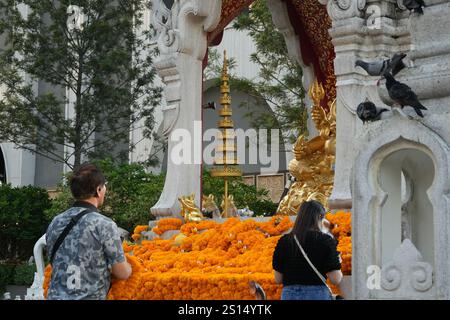 Bangkok, Thailandia, 20 novembre 2024: Ritratto di persone che dicono preghiere e occhi chiusi di fronte al santuario cinese locale a Bangkok, Thailandia Foto Stock