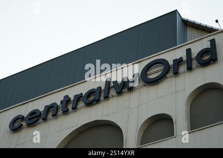 Bangkok, Thailandia, 20 novembre 2024: Cartello Central World, centro commerciale a Bangkok. CentralWorld è un centro commerciale e complesso a Bangkok in Thailandia. Foto Stock