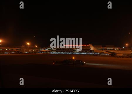 Bangkok, Thailandia, 20 novembre 2024: Vista notturna dell'Aeroporto Internazionale Don Mueang a Bangkok, Thailandia Foto Stock