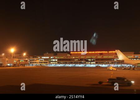 Bangkok, Thailandia, 20 novembre 2024: Vista notturna dell'Aeroporto Internazionale Don Mueang a Bangkok, Thailandia Foto Stock
