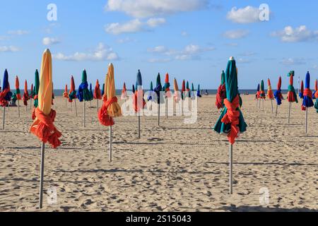 DEAUVILLE, FRANCIA - 1 SETTEMBRE 2019: È una spiaggia deserta della città con bassa marea in una serata d'autunno. Foto Stock