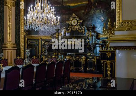 PARIGI, FRANCIA - 13 MAGGIO 2015: Questa è la sala da pranzo con l'interno conservato dei tempi in cui vissero l'imperatore Napoleone III al Louvre. Foto Stock