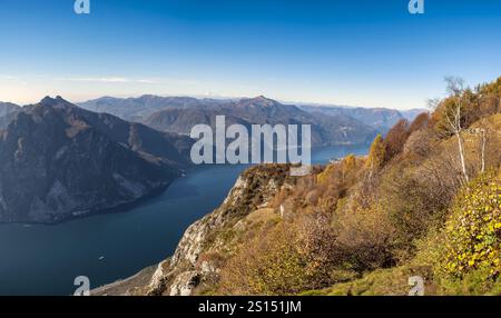 Vista panoramica aerea dei laghi italiani dalla cima della montagna - paesaggio panoramico mozzafiato con acqua frizzante, colline verdeggianti e una tranquilla C Foto Stock