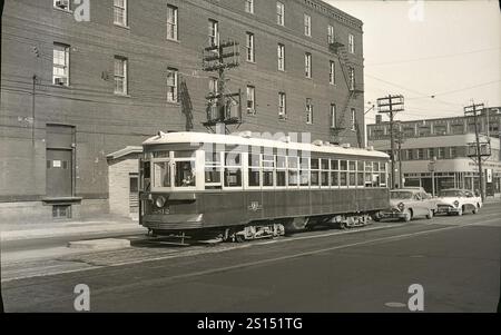 TTC Streetcar su Bathurst St., lato est, guardando a sud-est da King Street West 1955 . Toronto, Canada Archive Fotografia degli anni '1950, di James V. Salmon. Foto Stock