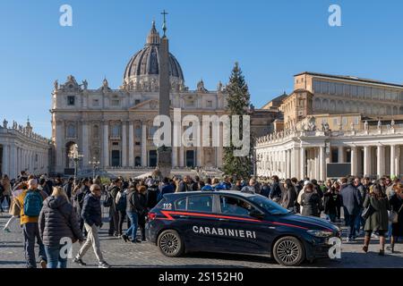 Le forze dell'ordine pattugliano Piazza San Pietro durante il Giubileo del 2025, garantendo la sicurezza per le folle di pellegrini, visitatori ed eventi che si svolgono. Roma, Italia Foto Stock