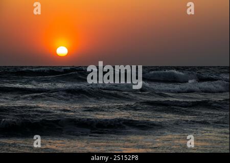 Tramonto sereno sulle onde oceaniche Foto Stock