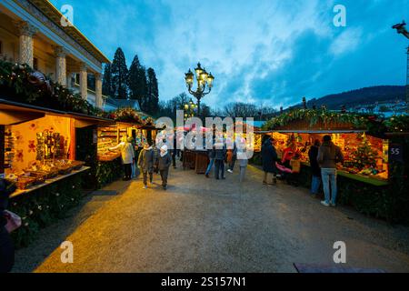 Mercatino di Natale di Baden-Baden di fronte al casinò. Baden Wuerttemberg, Germania, Europa Foto Stock