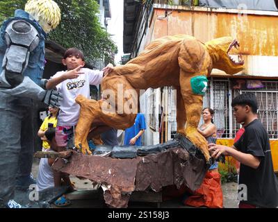 Malabon, Filippine. 31 dicembre 2024. Un'effigie simile a un personaggio di veleno è sfilata da giovani ragazzi. I residenti di Barangay Tañong a Malabon tengono la loro parata annuale di effigie la vigilia di Capodanno. La sfilata presenta effigie piene di firecracker. Credito: SOPA Images Limited/Alamy Live News Foto Stock