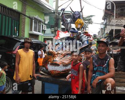 Malabon, Filippine. 31 dicembre 2024. Un'effigie da eroe con i capelli biondi e corna è sfilata su un carro per le strade di Malabon City. I residenti di Barangay Tañong a Malabon tengono la loro parata annuale di effigie la vigilia di Capodanno. La sfilata presenta effigie piene di firecracker. Credito: SOPA Images Limited/Alamy Live News Foto Stock