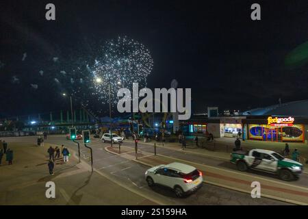 Southend on Sea, Regno Unito. 31 dicembre 2024. Spettacolo di fuochi d'artificio della vigilia di Capodanno a City Beach. L'evento è la prima mostra di Capodanno organizzata dal Southend Council. Penelope Barritt/Alamy Live News Foto Stock