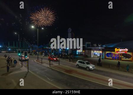 Southend on Sea, Regno Unito. 31 dicembre 2024. Spettacolo di fuochi d'artificio della vigilia di Capodanno a City Beach. L'evento è la prima mostra di Capodanno organizzata dal Southend Council. Penelope Barritt/Alamy Live News Foto Stock