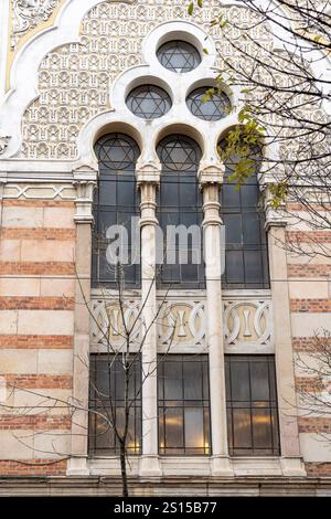 Finestra della sinagoga di Sofia, architettura neo-araba, Sofia, Repubblica di Bulgaria, Europa Foto Stock