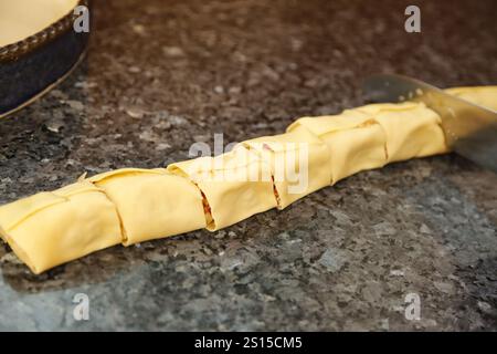 Cucina sveva, preparazione di frittelle di cavolo, sacchi di farina sveva, frittelle di pasta ripiena con crauti e carne affumicata, salati, conduttori Foto Stock